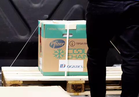 Un medic din Michigan livrează cu mașina personală vaccinul anti-COVID celor mai izolate spitale din regiunea lui