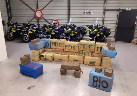 Șofer român de TIR, prins în Franța cu canabis de 6.500.000 de euro în camion