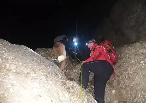 Tineri blocaţi în Bucegi, salvați după o operaţiune de 10 ore. S-au aventurat pe munte echipaţi necorespunzător