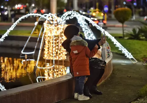 FOTO | S-au aprins luminițele de Crăciun în București