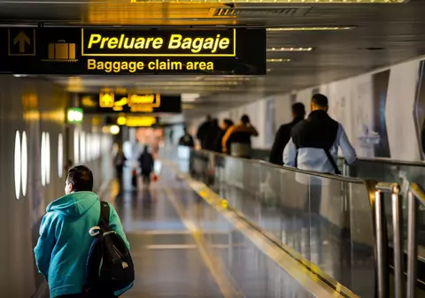 Sondaj IRES. Pandemia ne-a dat cu zece ani în urmă la călătoriile cu avionul și cu trenul. 71% dintre români spun că au plâns în 2020