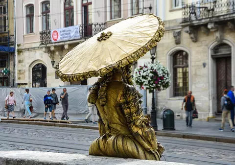 Româncă dusă în Grecia şi obligată „să facă pe statuia” pentru a cerşi. Poliţiile din patru state au lucrat la caz, dar traficanţii au primit pedepse cu suspendare!