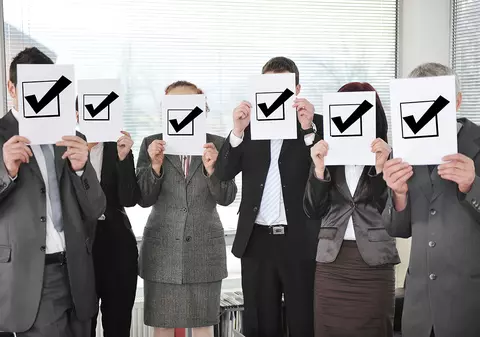 Privilegiul ignoranței și rolul corectitudinii politice. De ce ne ofensează această discuție în România?