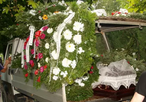 Un preot a întrerupt o înmormântare din Argeș și a sunat la 112, după ce a văzut semne ciudate pe corpul defunctului. Ce s-a întâmplat, de fapt