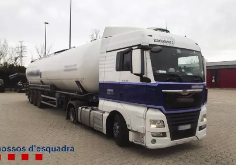 Șofer român cu cisterna pe contrasens 11 km, fără o roată, cu farurile stinse și poliția după el, pe autostradă, în Spania