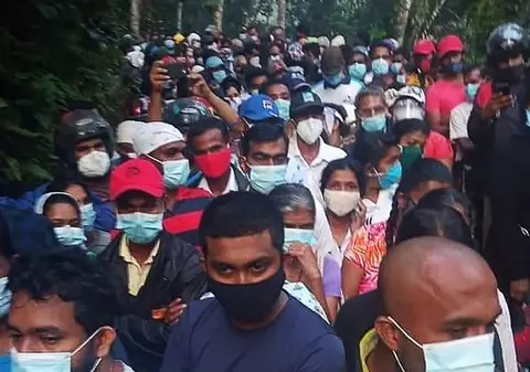 VIDEO | Mii de persoane din Sri Lanka s-au înghesuit pentru a intra în posesia unui sirop anti-COVID, oferit de un „om sfânt”