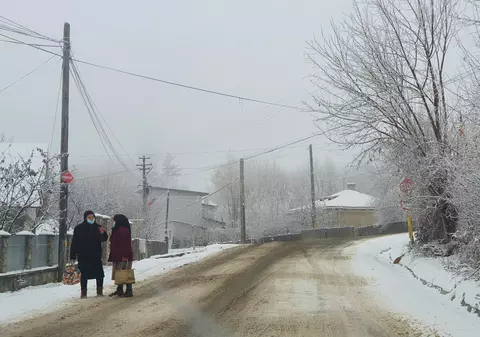 Reportaj din comuna din Iași unde AUR a îngropat partidele mari: „Îi mai ține în priză pe ăștia, că fură mereu”