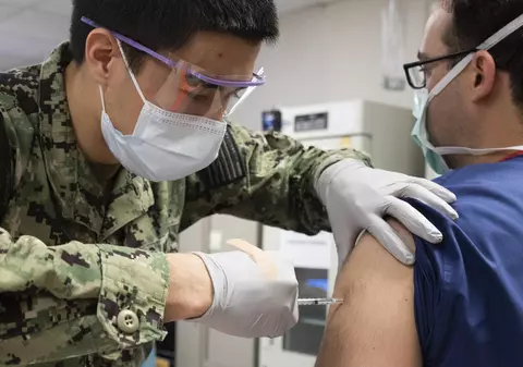 SUA derulează primul studiu privind eficacitatea celei de-a treia doze de ser anti-COVID în care vor fi testate „vaccinuri încrucișate”