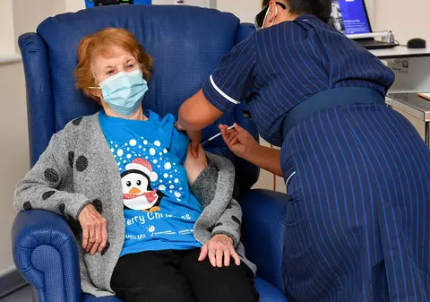 Mesajul primei paciente din lume care a primit serul Pfizer, la un an de la vaccinare