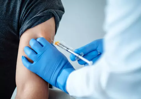 Americanii revin cu precizări: persoanele cu alergii la substanțe care nu intră în componența serului pot face vaccinul anti-Covid de la Pfizer