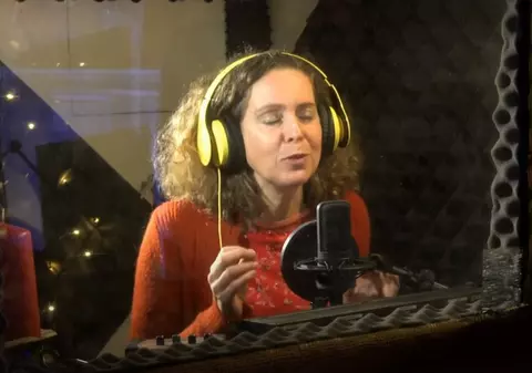 VIDEO | Dacian Cioloș, urare muzicală de Crăciun. A postat un colind interpretat de soția lui, Valerie