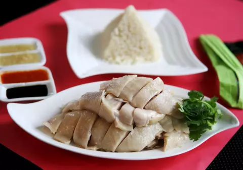 Carne de pui produsă în laborator, servită, în premieră, la un restaurant din Singapore