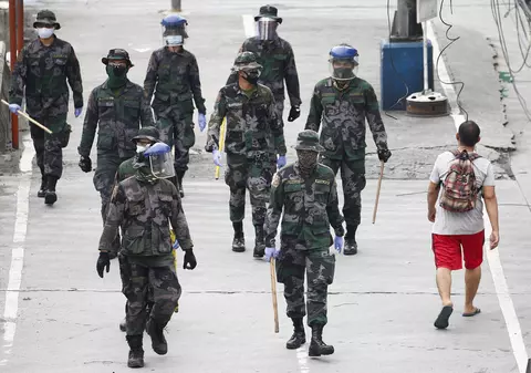 Poliția din Filipine amenință cu lovituri de baston persoanele care nu respectă distanțarea socială