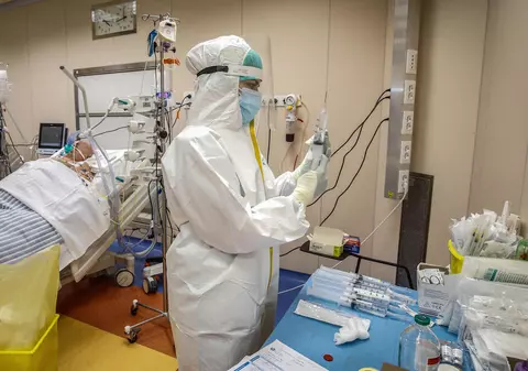 Un istoric reputat vorbește despre prețul lui 2020: Nimic nu ne-a dezumanizat mai mult decât transformarea morții în statistică și a oamenilor în numere