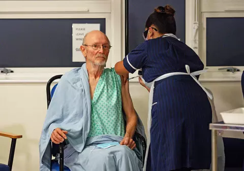 VIDEO | Un bărbat pe nume William Shakespeare, a doua persoană din Marea Britanie vaccinată anti-COVID