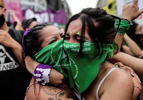 Argentina ar putea legaliza avortul. Susținătorii legii s-au strâns în fața Congresului în așteptarea veștilor