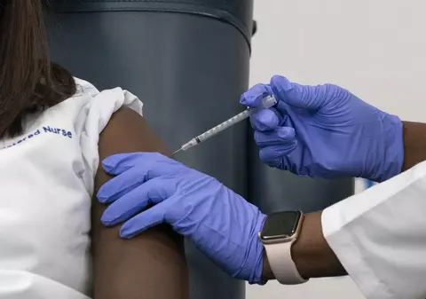 Doi angajați de la un spital din Alaska, tratați de urgență după ce au făcut reacții adverse la vaccinul anti-COVID