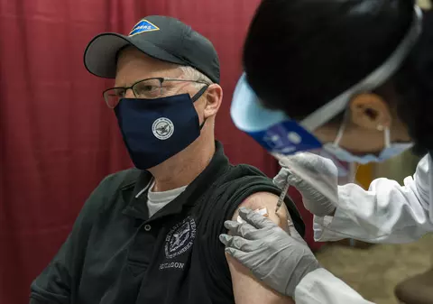 VIDEO | Şeful Pentagonului, printre primii americani care s-au vaccinat împotriva COVID-19