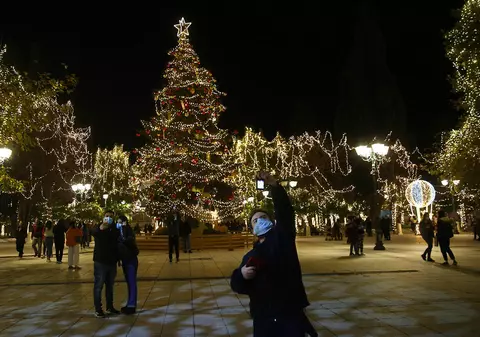 Colindatul, interzis în Grecia din cauza pandemiei. Cei care încalcă restricțiile riscă amenzi de 3.000 de euro