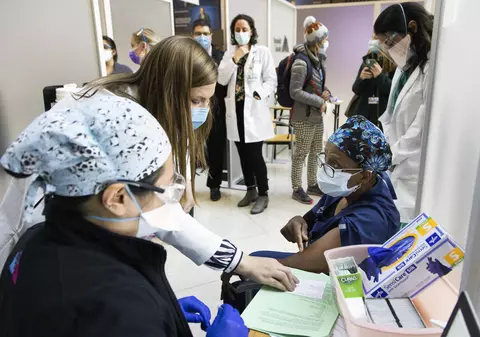 Rețea de sănătate din New York, cercetată penal pentru că a ales să vaccineze anti-COVID publicul larg, și nu angajații din sistemul sanitar