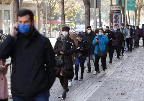 Experți: noua tulpină a virusului poate fi prezentă deja peste tot în lume, doar că nu a fost detectată. Ce știm și ce nu știm despre ea