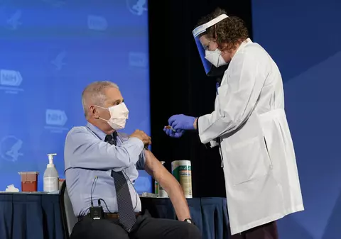 VIDEO| Anthony Fauci s-a vaccinat în direct împotriva Covid-19. El a primit o doză din serul produs de Moderna