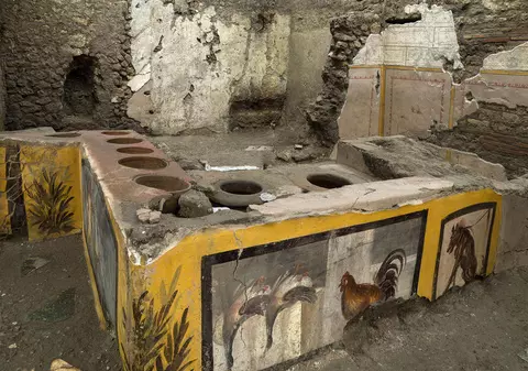 Un thermopolium, „fast-food” antic, a fost descoperit intact la Pompei