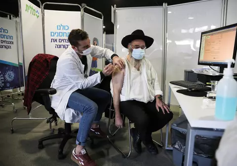 Un ziar israelian acuză Poliția și Mossad că și-a băgat oamenii în față la vaccinare, deși prioritari sunt vârstnicii