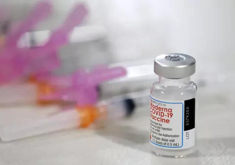 Vaccinul de la Moderna poate oferi doi ani de imunitate la COVID, susține directorul companiei. România va primi 3,5 milioane de doze