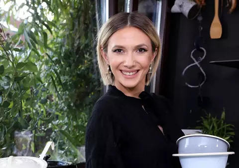 Adela Popescu, în costum de baie în luna a patra de sarcină. Vedeta a publicat prima imagine
