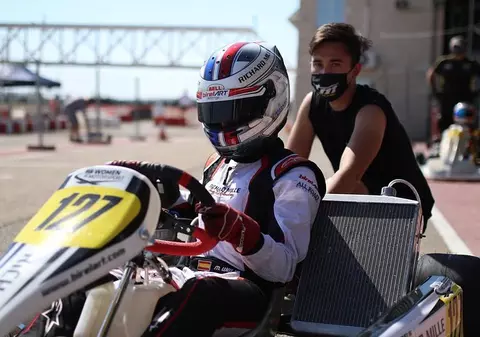 O fată de 16 ani, prima femeie admisă la Academia de pilotaj Ferrari. „Am avut dreptate să-mi urmăresc visul”