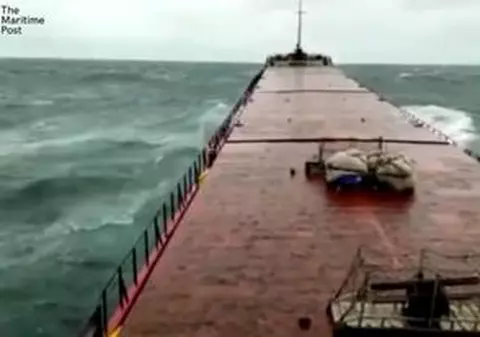 VIDEO | Imagini cu nava de marfă Arvin, scufundată în Marea Neagră, în timp ce se rupe în două