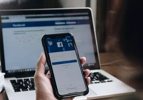 Butonul „Like”, eliminat de Facebook din paginile publice