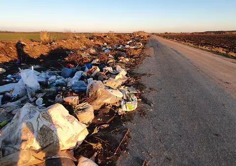 Ce rămâne după Sărbători? O groapă de gunoi se revarsă pe șosea la 40 km de București