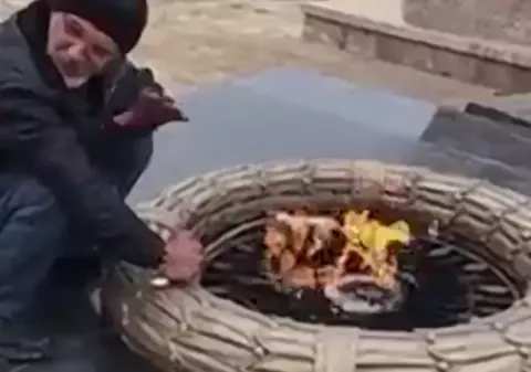 Un rus a fost arestat, după ce a făcut un grătar la „flacăra eternă” a unui monument dedicat soldaților căzuți în al Doilea Război Mondial