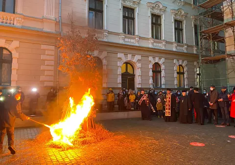 Încep sărbătorile pe rit vechi. Sârbii din Banat au aprins badnjak-ul în Ajunul Crăciunului
