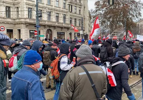VIDEO | Mii de austrieci au participat la proteste împotriva restricțiilor anti-pandemie, în centrul Vienei