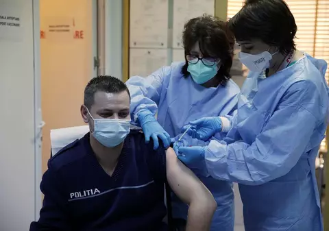 VIDEO | Zeci de angajați din MAI s-au vaccinat, vineri, împotriva noului coronavirus la spitalul Gerota din București