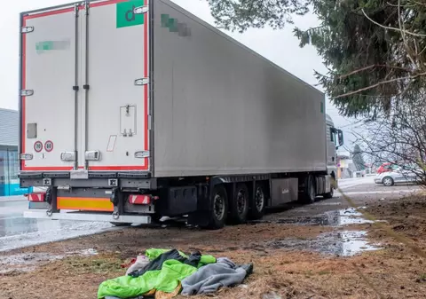 Șase afgani înghețați, găsiți în camionul condus de doi români, într-o parcare din Franța. Alți opt, în Germania