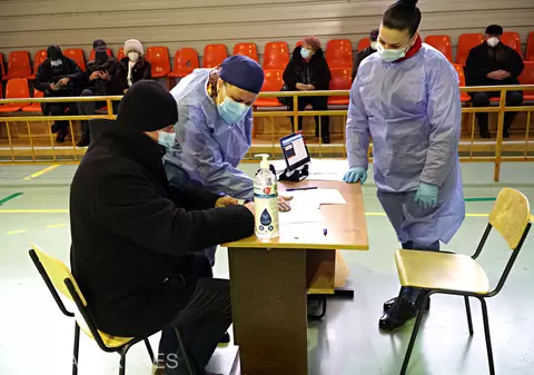 Ce trebuie să știe bolnavii de cancer despre vaccin. Șefa SNOMR: „Preferabil să-l facă înainte de tratamentul oncologic”