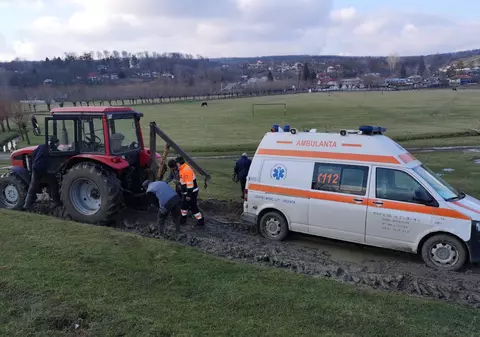 Ambulanță blocată în noroi, în Vaslui, în drum spre o pacientă cu simptome COVID-19
