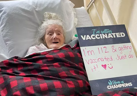 O femeie de 112 ani a fost vaccinată anti-COVID sub privirile fiului ei în vârstă de 84 de ani