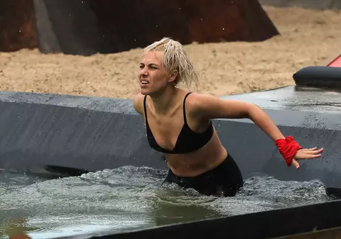 Amna a ajuns în România, după ce a fost eliminată de la Survivor România. Artista s-a întors acasă cu probleme de sănătate. Primele declarații