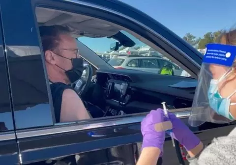 VIDEO | Arnold Schwarzenegger s-a vaccinat anti-COVID. Mesajul actorului: „Vino cu mine, dacă vrei să trăiești!”