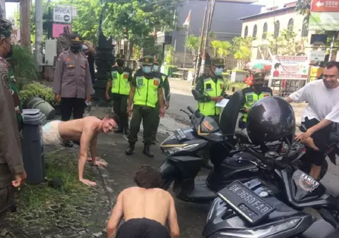 VIDEO | Turiștii străini prinși fără mască în Bali sunt pedepsiți pe loc: puși să facă flotări și genuflexiuni, pe stradă