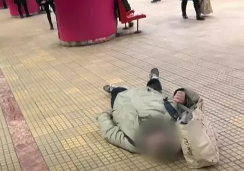 VIDEO | Unui bărbat i s-a făcut rău la metrou. Omul a zăcut minute în șir pe peronul stației Unirea 1
