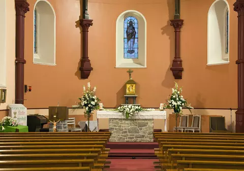 Un român a jefuit mai multe biserici din Irlanda. Cum a reușit bărbatul să lase cutiile milei fără bani