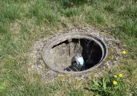 Tânără din Constanța, 30.000 de lei despăguburi, după ce a căzut într-un canal nesecurizat când urmărea o piesă de teatru în aer liber
