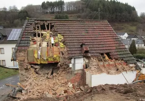 Proprietarul unei case din Germania s-a apucat să dărâme imobilul cu chiriașul înăuntru