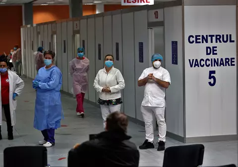 Întrebările ştiinţifice ale următoarelor luni: Cât va dura protecţia oferită de vaccinul anti-COVID-19? Mai poţi să fii contagios dacă ai fost vaccinat?